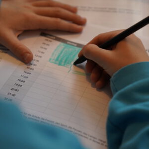 Ein Kind malt auf einer Seite in einem Workbook