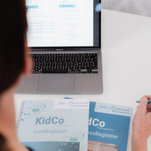 Eine Person schaut auf den Monitor eines aufgeklappten Laptops